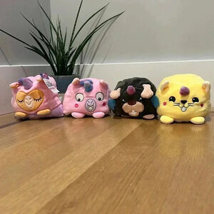 Set of 4 reversible stuffed animal